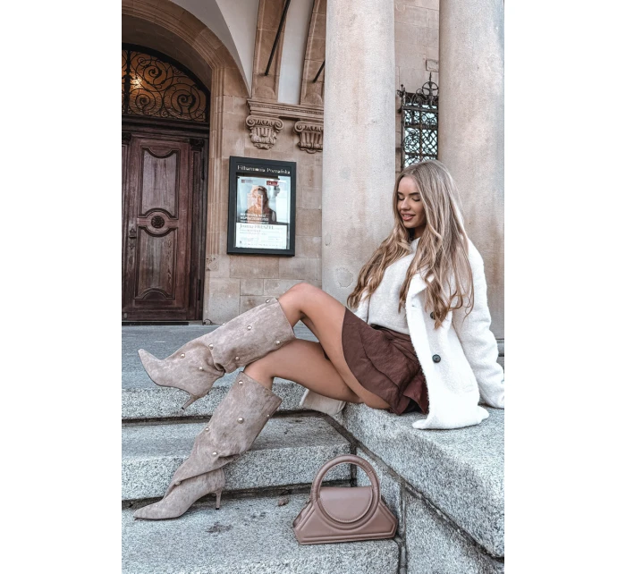 Nazouvací dámské kozačky na podpatku se zlatými ozdobami béžové model 21757806 - Boto