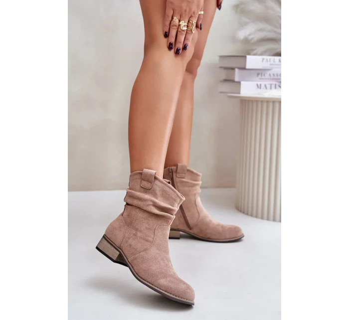 Zateplené kotníkové boty s řasením na nízkém podpatku béžové Elletinnia Zateplené kotníkové boty s řasením na nízkém podpatku béžové Elletinnia