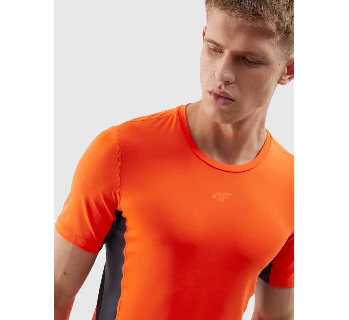 Pánské sportovní tričko slim z recyklovaných materiálů 4F - oranžové Pánské sportovní tričko slim z recyklovaných materiálů 4F - oranžové