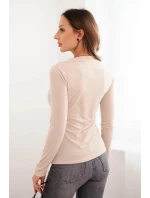 Dámská blůza s ozdobnou sponou model 21468708 z viskózy béžová - K-Fashion Dámská blůza s ozdobnou sponou model 21468708 z viskózy béžová - K-Fashion