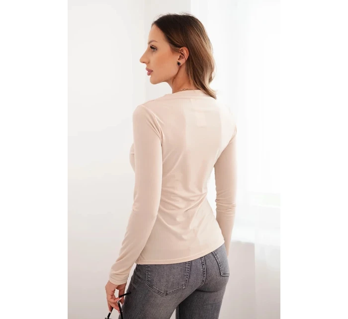 Dámská blůza s ozdobnou sponou model 21468708 z viskózy béžová - K-Fashion Dámská blůza s ozdobnou sponou model 21468708 z viskózy béžová - K-Fashion