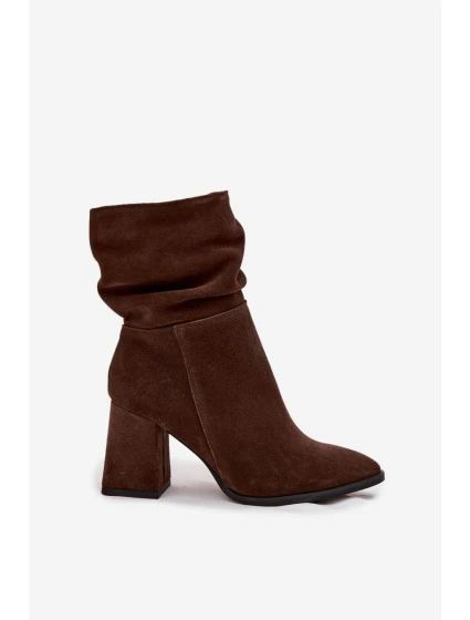 Dámské zateplené kotníkové boty z přírodního semiše se řasením – čokoládové Dámské zateplené kotníkové boty z přírodního semiše se řasením – čokoládové