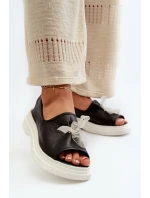 model 21665393 Dámské kožené sandály s mašlí Černé - Zazoo model 21665393 Dámské kožené sandály s mašlí Černé - Zazoo