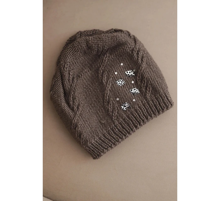 Dámská zimní čepice z vlny s ozdobnými aplikacemi K468 mocca