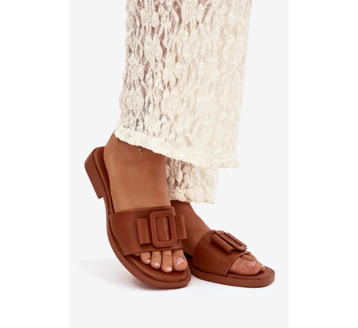 Dámské nazouváky na ploché podrážce s přezkou Camel model 21900536 - Boto Dámské nazouváky na ploché podrážce s přezkou Camel model 21900536 - Boto