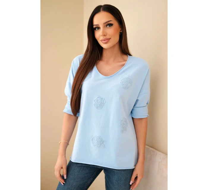 Dámská bavlněná blůza s model 21890120 květinami a V výstřihem modrá - K-Fashion