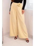 Dámské elegantní kalhoty s širokou nohavicí a ozdobným květem žluté Dámské elegantní kalhoty s širokou nohavicí a ozdobným květem žluté