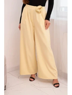 Dámské elegantní kalhoty s širokou nohavicí a ozdobným květem žluté