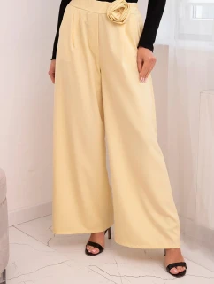 Dámské elegantní kalhoty s širokou nohavicí a ozdobným květem žluté
