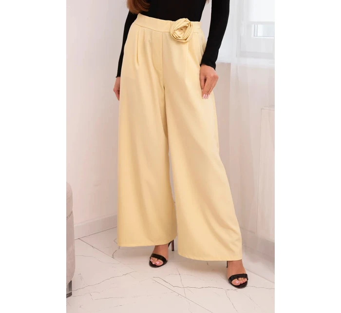 Dámské elegantní kalhoty s širokou nohavicí a ozdobným květem žluté Dámské elegantní kalhoty s širokou nohavicí a ozdobným květem žluté