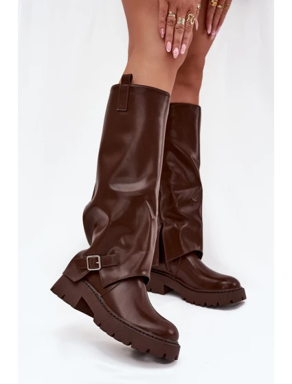 Zateplené kozačky s ohrnutým svrškem a přezkou čokoládové model 21704858 - Boto