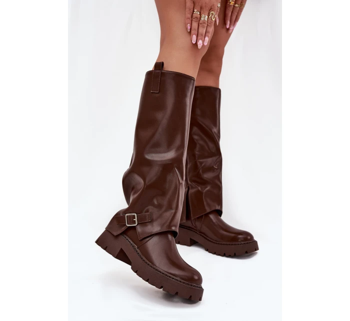 Zateplené kozačky s ohrnutým svrškem a přezkou čokoládové model 21704858 - Boto Zateplené kozačky s ohrnutým svrškem a přezkou čokoládové model 21704858 - Boto