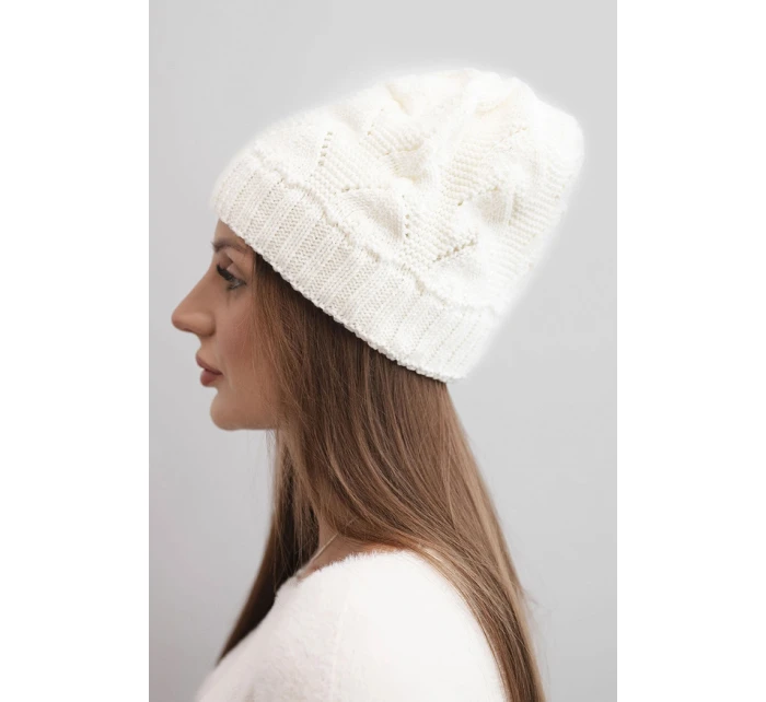 Dámská zimní čepice z vlny s krajkovým vzorem model 21817801 ecru - K-Fashion Dámská zimní čepice z vlny s krajkovým vzorem model 21817801 ecru - K-Fashion