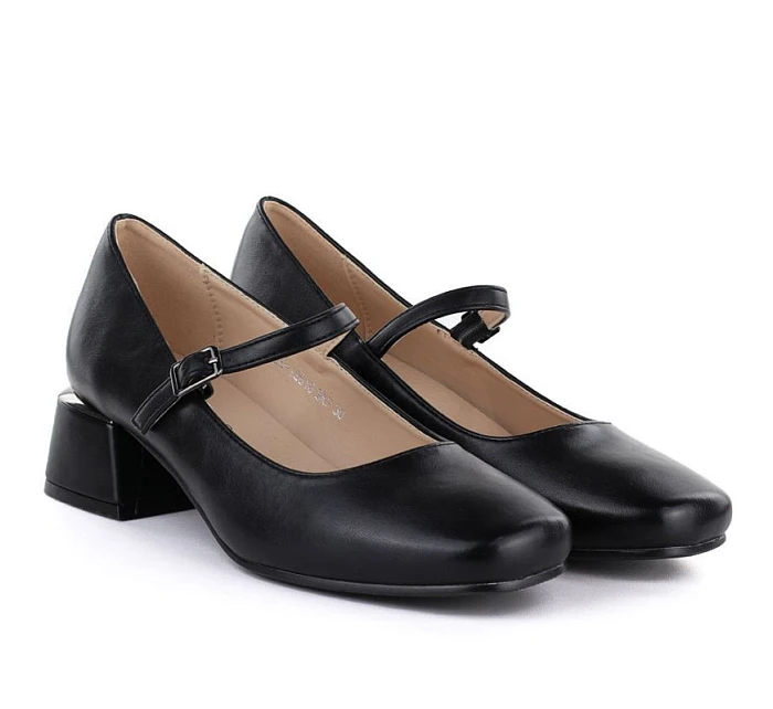 Dámská obuv na klínku s páskem černá Potocki model 22099449 Dámská obuv na klínku s páskem černá Potocki model 22099449