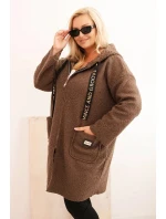 Dámský plášť Plus Size z umělé model 21297028 látky s kapucí a kapsami camelový - K-Fashion Dámský plášť Plus Size z umělé model 21297028 látky s kapucí a kapsami camelový - K-Fashion