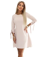 195-12 ALICE Trapézové mini šaty s mašlí a vázanými rukávy - béžové 195-12 ALICE Trapézové mini šaty s mašlí a vázanými rukávy - béžové
