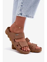 Kožené dámské pantofle s přezkami model 22200749 Hnědé - Inblu
