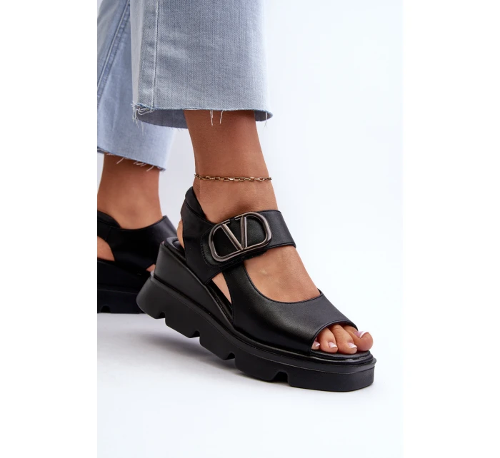 Dámské sandály na klínové podrážce a platformě z ekokože černé Triaola
