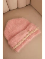 Dámská zimní čepice model 21441682 s perlami a ozdobným vzorem tmavě pudrově růžová - K-Fashion