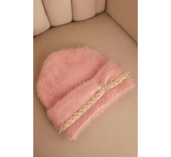 Dámská zimní čepice model 21441682 s perlami a ozdobným vzorem tmavě pudrově růžová - K-Fashion