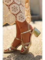 Dámské sandály na podpatku z ekokůže zlaté model 21661644 - EVENTO