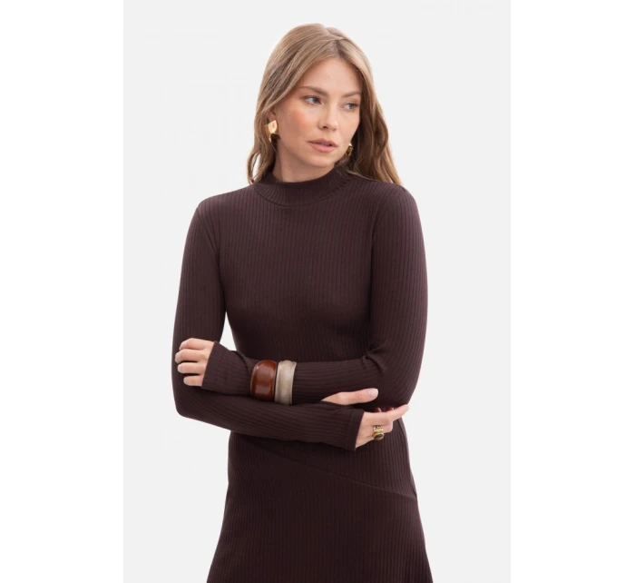 model 21379836 Žebrované midi šaty s asymetrickým pasem tmavě čokoládové - BeWear