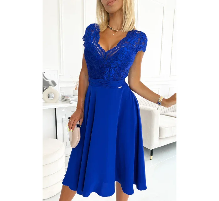 LINDA - Šifonové dámské šaty v chrpové barvě s krajkovým výstřihem 381-3