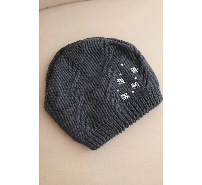 Dámská zimní čepice z vlny s ozdobnými aplikacemi K468 grafitová
