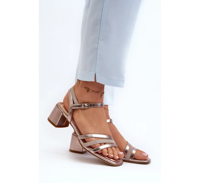 Dámské sandály na nízkém podpatku z ekokůže model 21659173 stříbrné - SERGIO LEONE