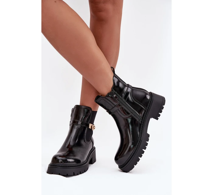 Dámské zateplené lakované kotníkové botky sztyblety s ozdobným páskem – černé Vivessa Dámské zateplené lakované kotníkové botky sztyblety s ozdobným páskem – černé Vivessa