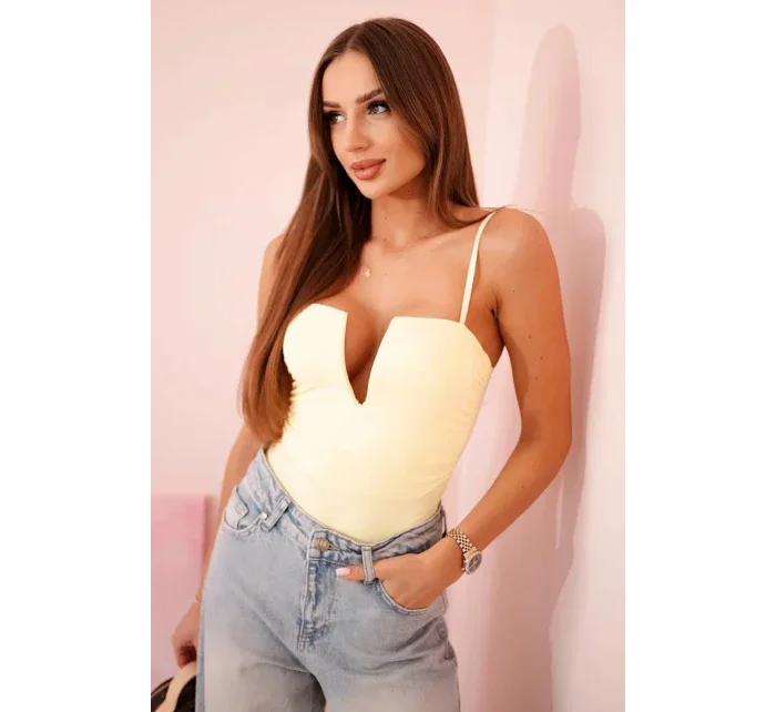 Dámská halenka s body bez model 21000855 volánky a výstřihem do V žlutý - K-Fashion