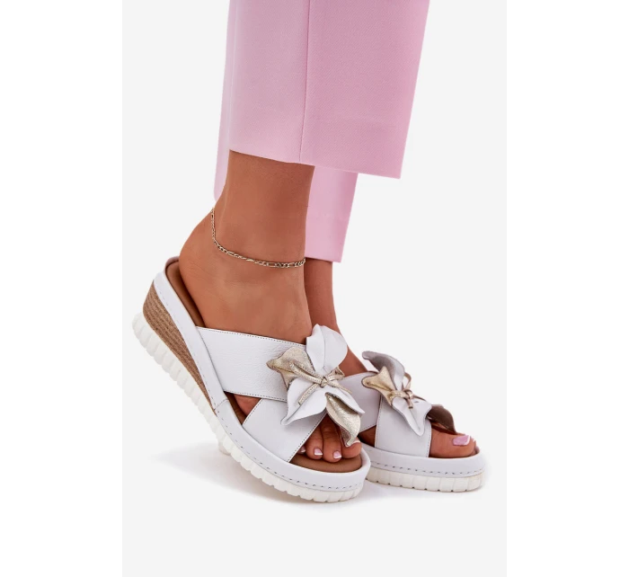 Kožené Dámské Klapky Na Klínu S Ozdobným Květem Artiker 52C0537 Bílé