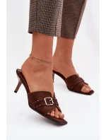 Dámské sandály na podpatku s páskem a zlatým přezkou Čokoládové model 22038448 - Boto