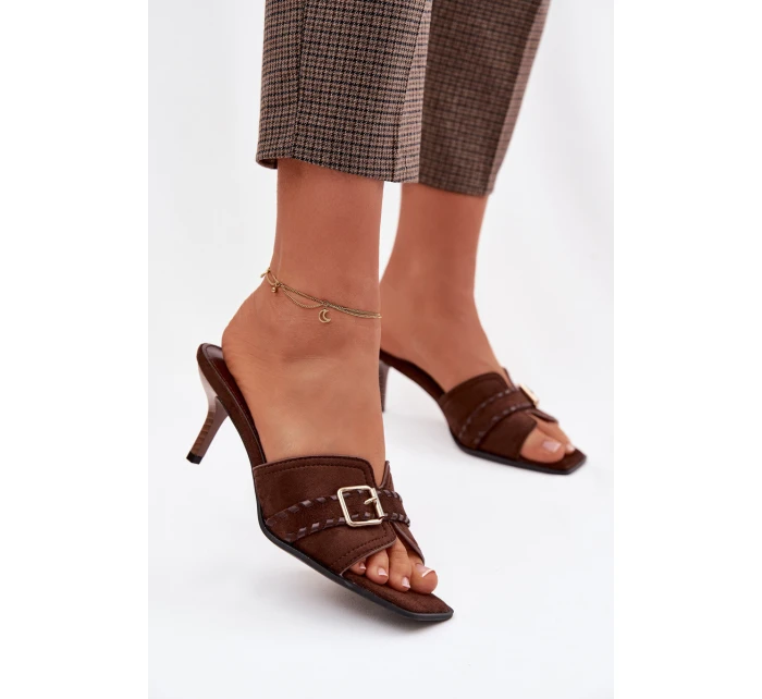 Dámské sandály na podpatku s páskem a zlatým přezkou Čokoládové model 22038448 - Boto