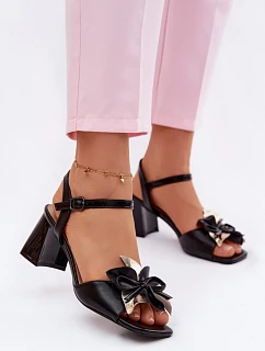 Dámské sandály na podpatku s ozdobným květem model 22100085 Černé - VINCEZA