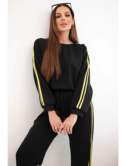 Dámský teplákový komplet Masełko s lampasy a volnou mikinou černý Dámský teplákový komplet Masełko s lampasy a volnou mikinou černý