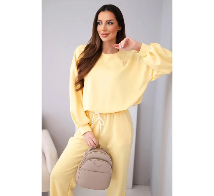 Dámský komplet máslová mikina s broží a kalhoty s rovnými nohavicemi citronový