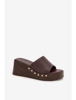 Dámské pantofle na platformě se zlatými sponami hnědé model 21918845 - Boto