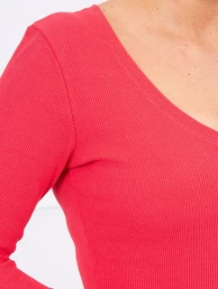 Přiléhavé šaty s výstřihem v malinové barvě