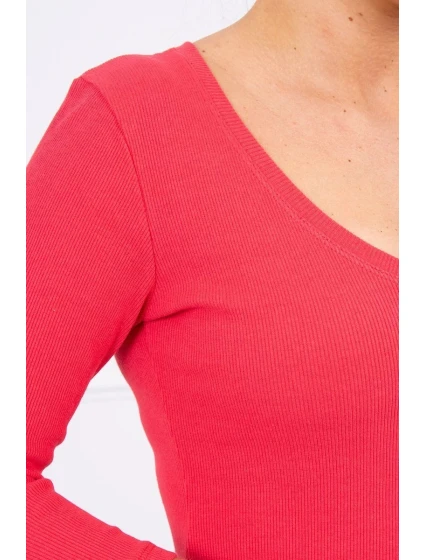 Přiléhavé šaty s výstřihem v malinové barvě