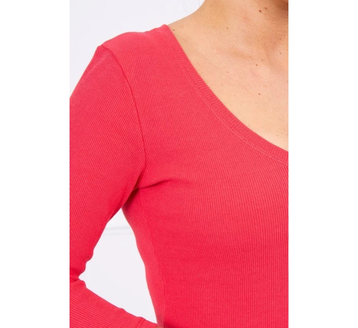 Přiléhavé šaty s výstřihem v malinové barvě