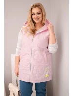 Dámská vesta Plus Size s kapucí a květinovým prošíváním model 21959102 růžová - K-Fashion Dámská vesta Plus Size s kapucí a květinovým prošíváním model 21959102 růžová - K-Fashion
