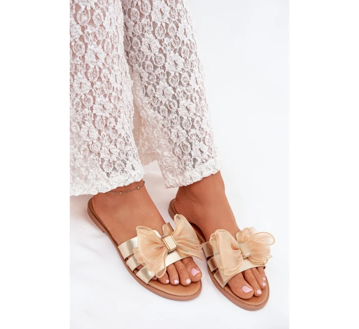 Dámské pantofle na nízkém podpatku s tylovou mašlí – zlaté