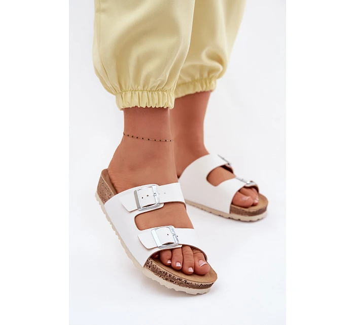 Dámské pantofle s přezkami model 22094917 Bílé - Inblu Dámské pantofle s přezkami model 22094917 Bílé - Inblu