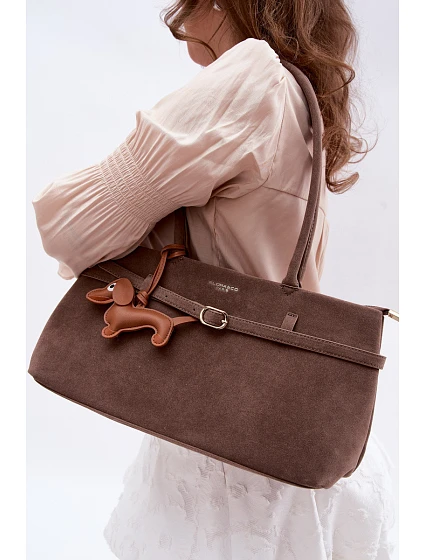 Kabelka z imitace semiše přívěsek tmavě béžová model 22111700 - Flora&Co Kabelka z imitace semiše přívěsek tmavě béžová model 22111700 - Flora&Co