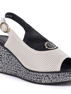 Dámské kožené sandály na platformě béžové S.Barski model 22099414