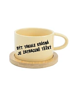 BÝT TAKHLE KRÁSNÁ JE ZATRACENÉ TEŽKÝ - žlutý hrníček makronka 200 ml BÝT TAKHLE KRÁSNÁ JE ZATRACENÉ TEŽKÝ - žlutý hrníček makronka 200 ml