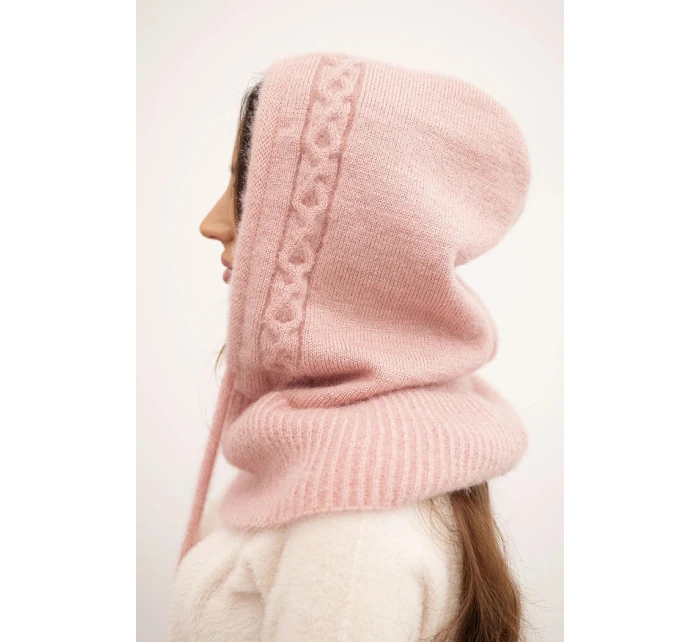 Dámská čepice s kapucí a pleteným vzorem s vázáním pudrově růžová