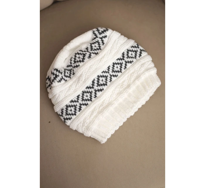 Dámská zimní čepice s vzorem a vlnou K425 bílá Dámská zimní čepice s vzorem a vlnou K425 bílá