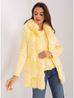 Světle žlutá kožešinová vesta s kapucí